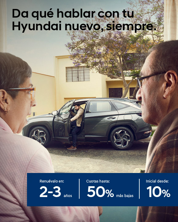 Dos señores adultos mirando un carro desde la ventana