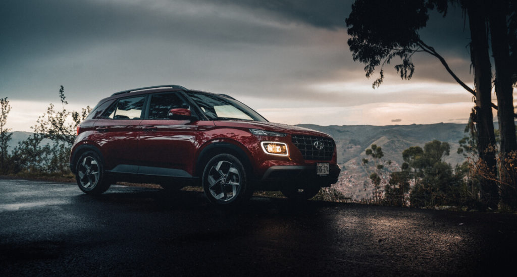 Hyundai Venue rojo en carretera