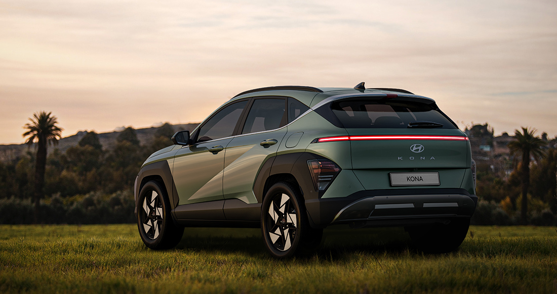 vehículo eléctrico Kona de Hyundai en medio de paisaje