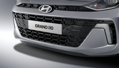 AI3_FL_4DOOR_GEN_LHD_FEATURE_PAINTED_BLACK_RADIATOR_GRILLE