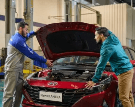 persona reparando vehículo hyundai