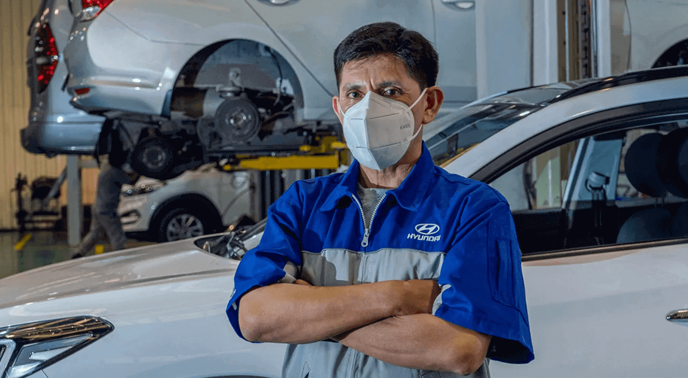 técnico realiza mantenimiento vehicular hyundai