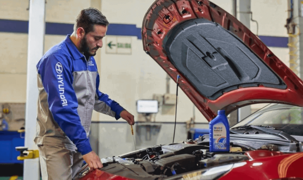 mecánico en taller de mantenimiento vehicular