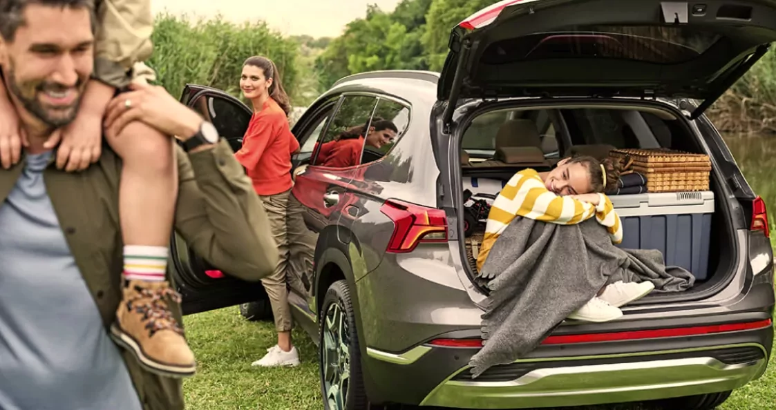 personas en carro familiar
