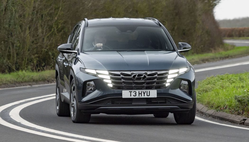hombre conduciendo suv Tucson Hybrid