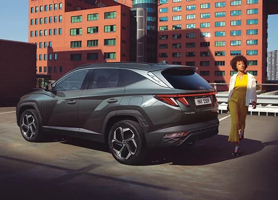 joven en camioneta Tucson Hybrid 