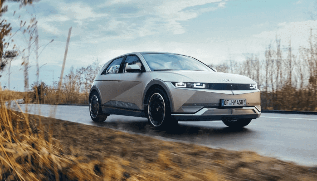 Auto eléctrico Kona de Hyundai en carretera