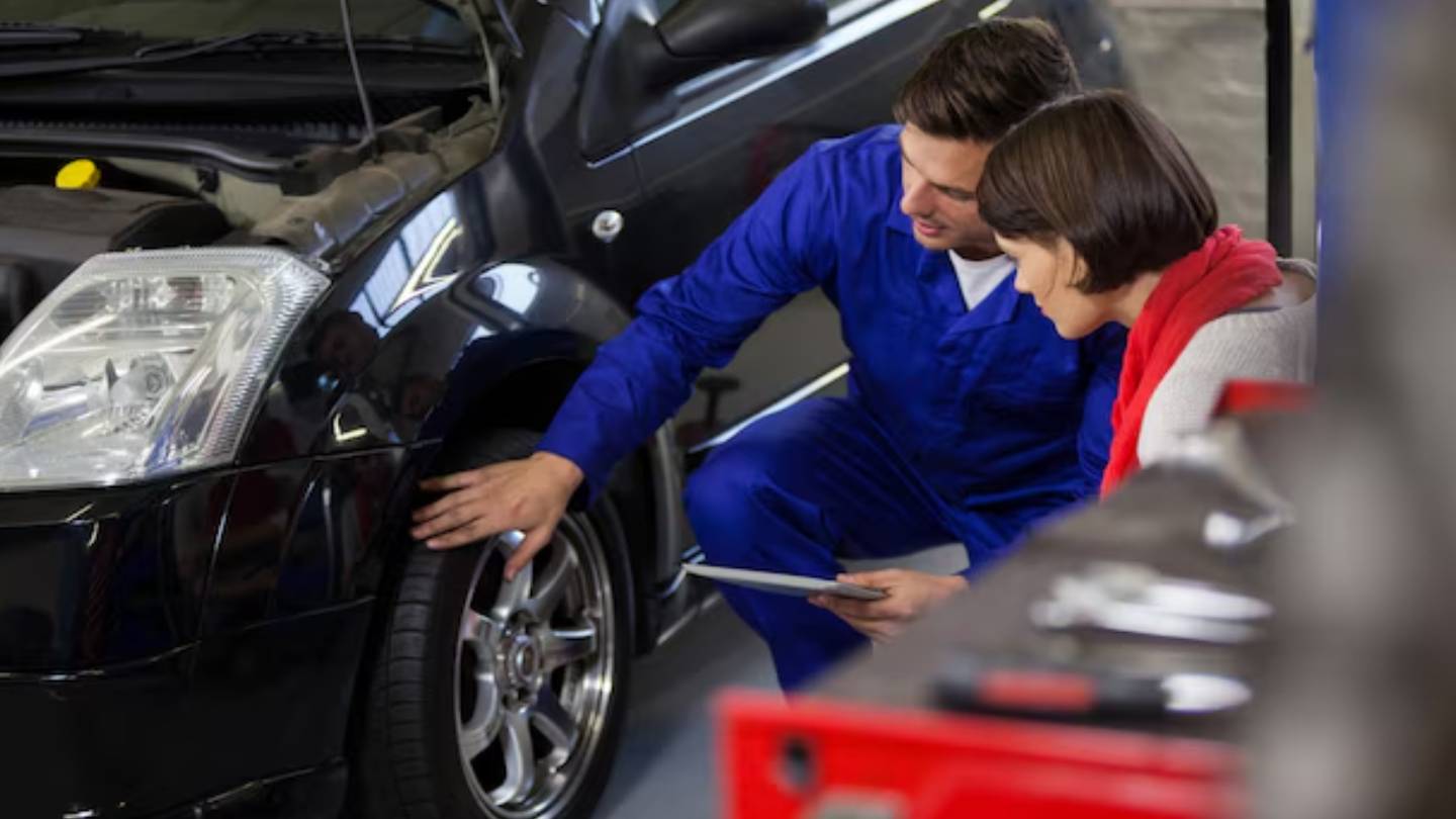 Especialista realizando alineación de auto