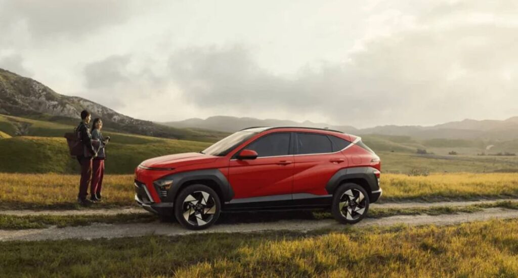 Auto SUV New Kona en medio de la naturaleza