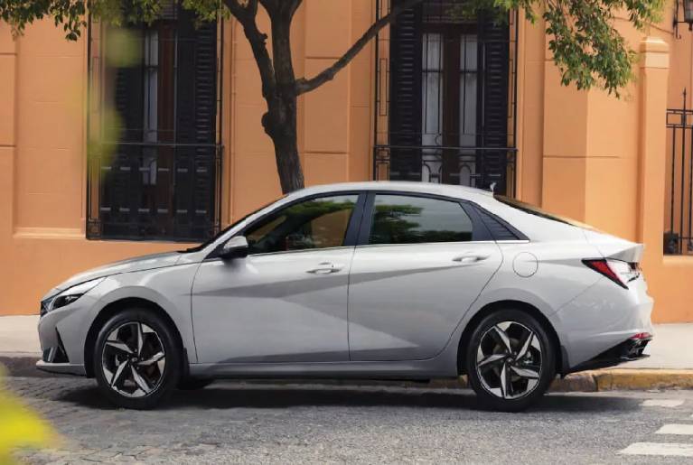 auto sedán new elantra