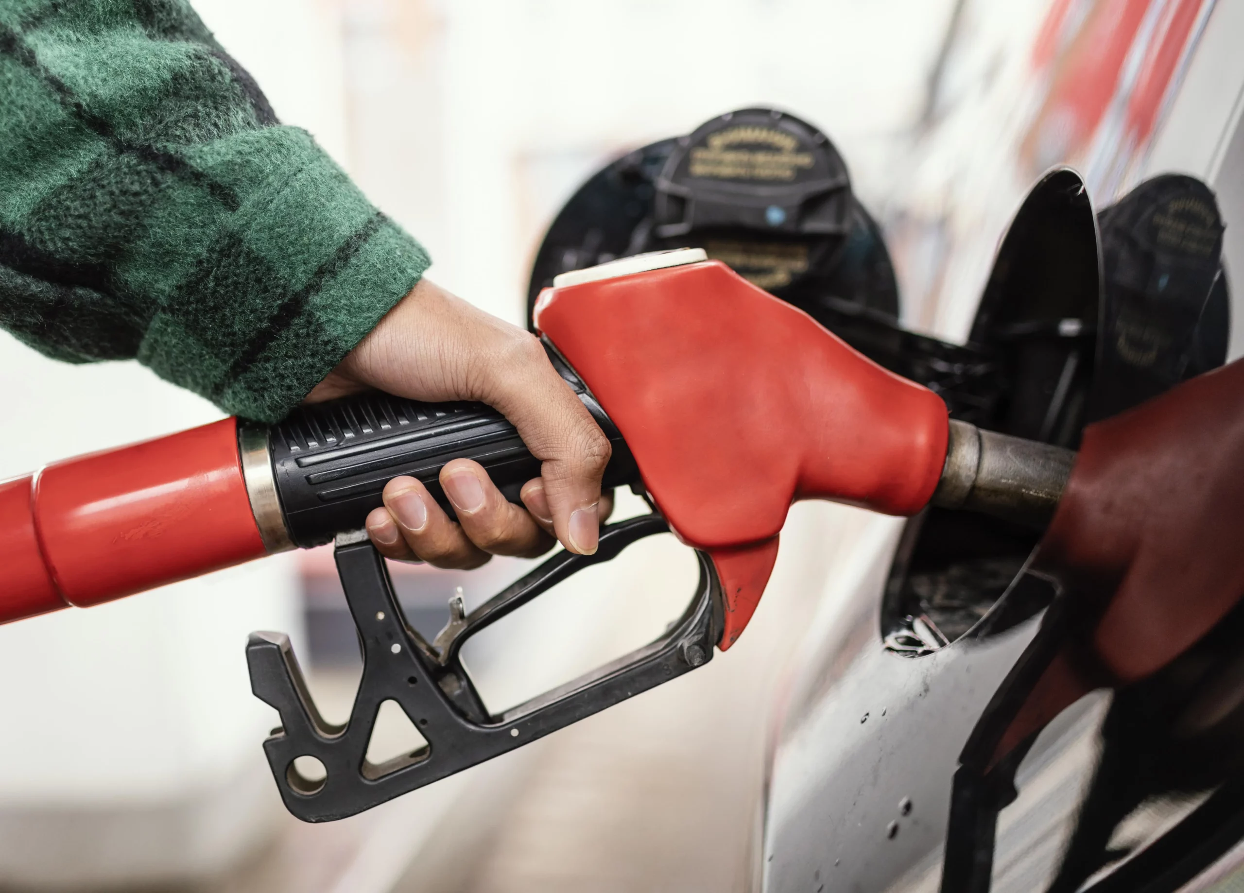 hombre usando un tipo de combustible para auto