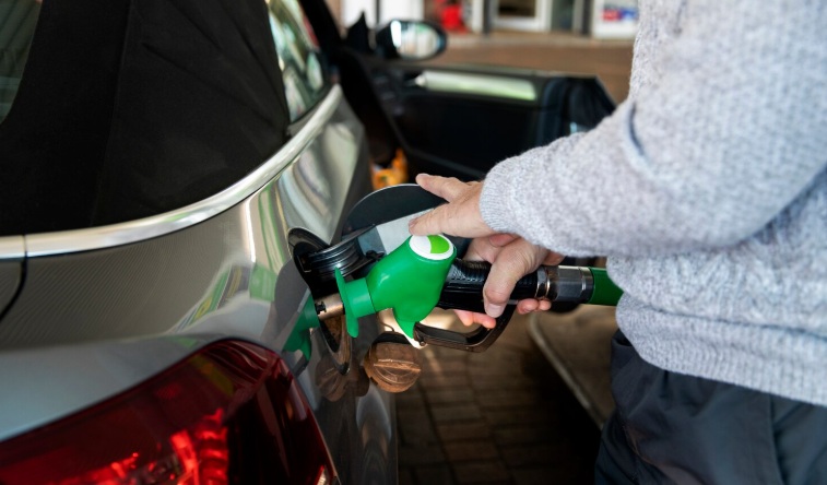 hombre en el grifo después de convertir su auto a gas