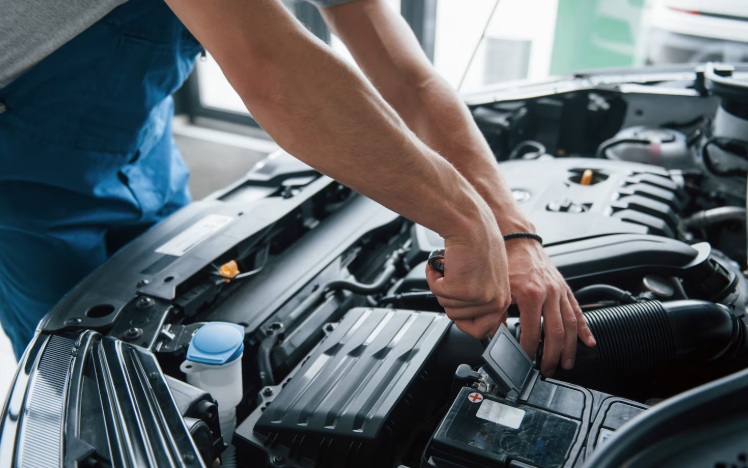 Inspecci&oacute;n de bater&iacute;a de auto: se&ntilde;ales de desgaste