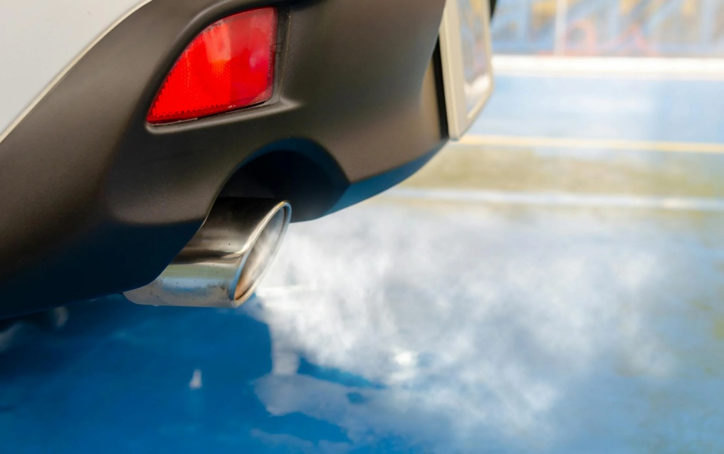 auto botando humo blanco del tubo de escape