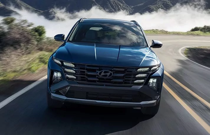 auto nuevo Hyundai en la carretera