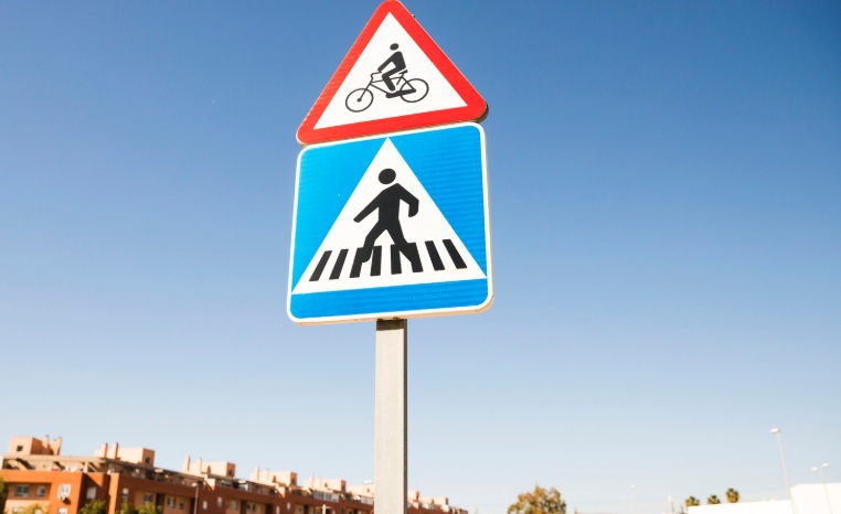 Se&ntilde;al de tr&aacute;nsito para evitar accidentes de peatones