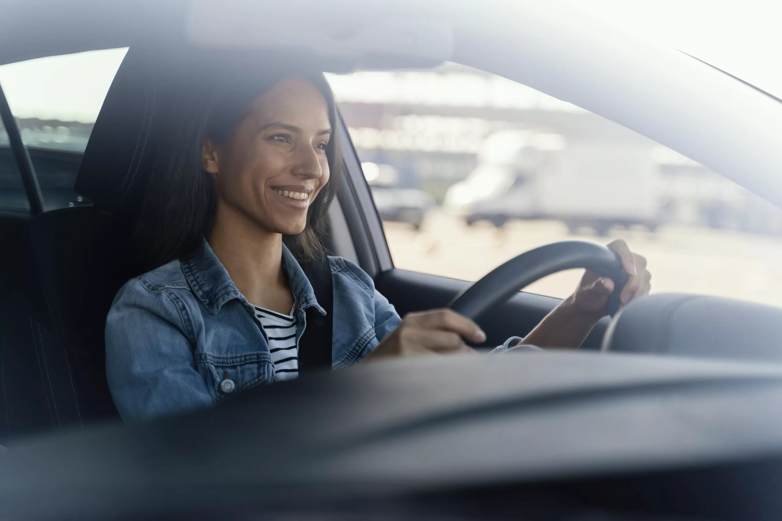 joven sigue los pasos para aprender a manejar auto
